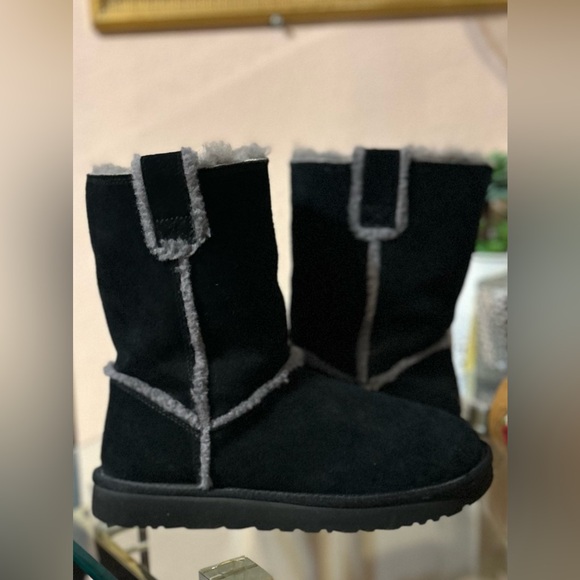 Rare UGG Women's Black and Gray Winter Boots Size 9 - Picture 1 of 16